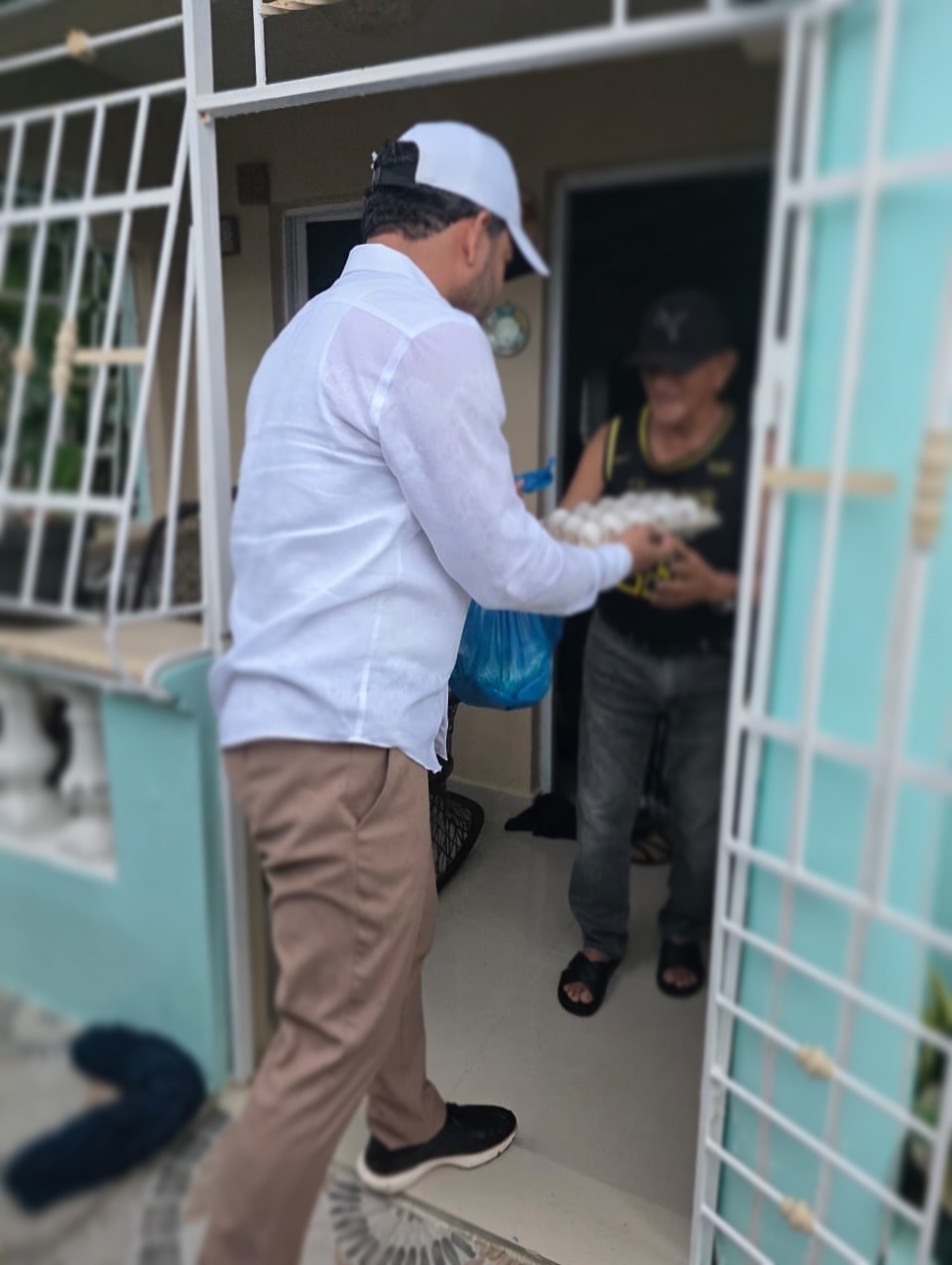 Alcalde de Matanzas llega a los más necesitados tras el paso de la tormenta Melissa.