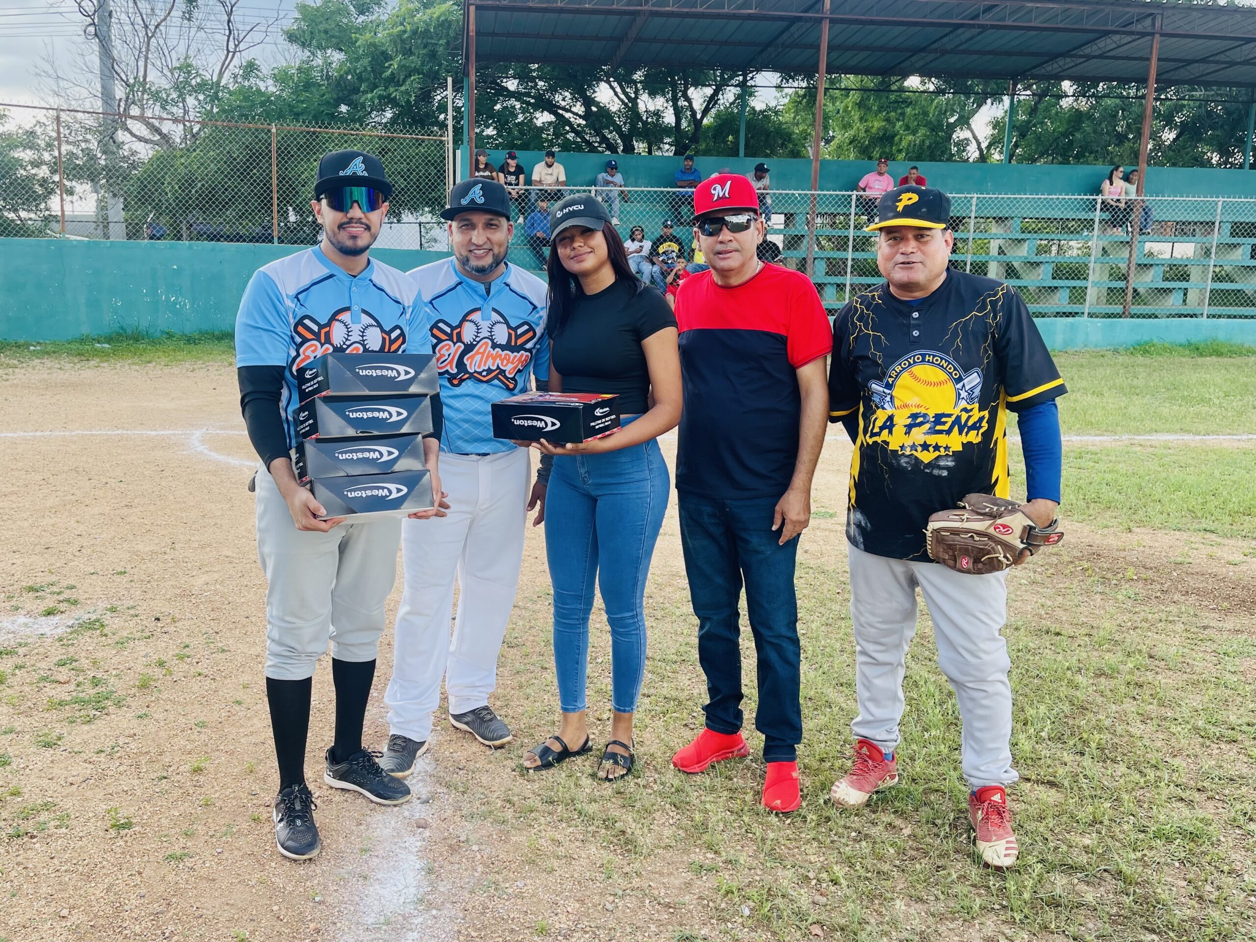 Entrega de Equipos Deportivos a Ligas de Softball de Arroyo Hondo y San José