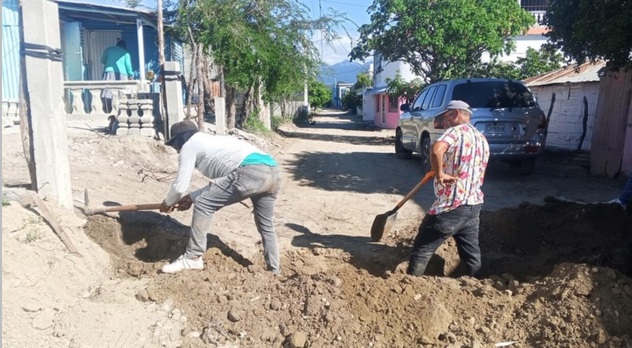 Trabajos de colocación y reparación de tuberías en conjunto con INAPA