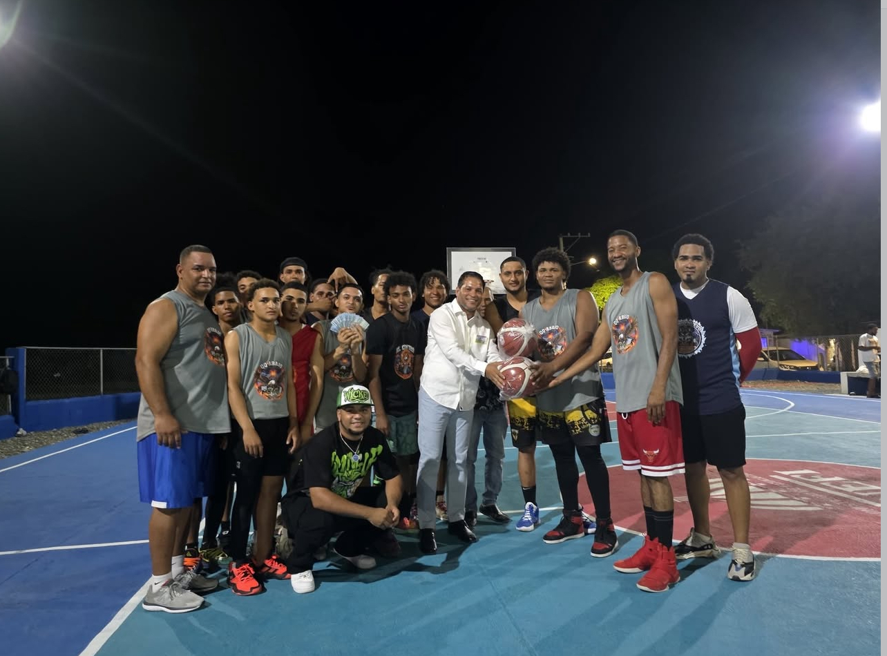 Alcalde entrega bolas de basquetbol y aporte de 20,000 pesos a jóvenes del torneo interbarrial Quija Quieta 2025