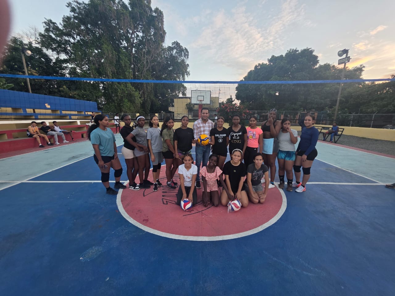 Entrega de balones de voleibol impulsa el deporte juvenil en Matanzas